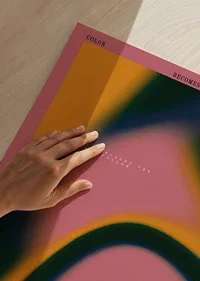 En hypnotisk poster där färgerna dansar i mjuka rörelser-3