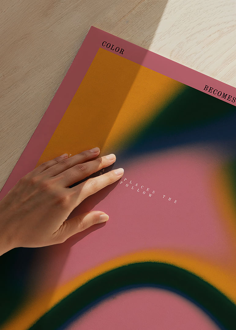 Ein hypnotisches Poster, auf dem die Farben in sanften Bewegungen tanzen.-12