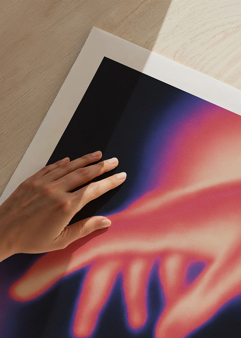 Eine Hand greift in den farbenprächtigen Kosmos.-12