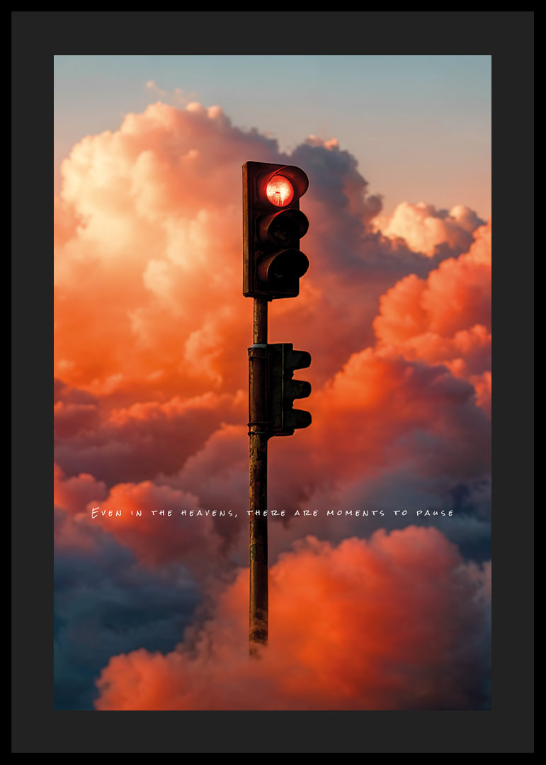 Une lumière rouge flotte parmi des nuages ​​dramatiques dans un ciel enchanteur-12