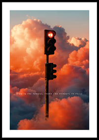 Une lumière rouge flotte parmi des nuages ​​dramatiques dans un ciel enchanteur-0