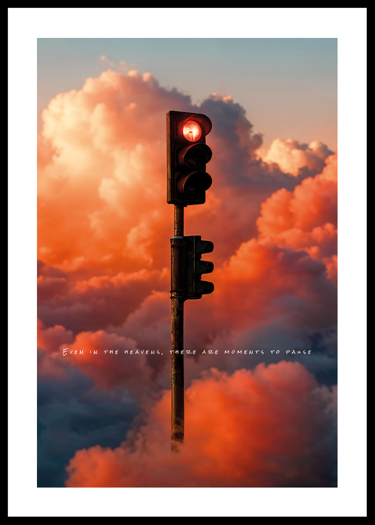 Une lumière rouge flotte parmi des nuages ​​dramatiques dans un ciel enchanteur-12