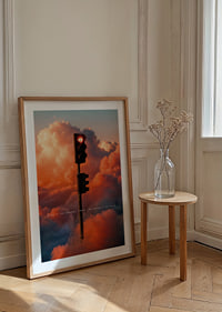 Une lumière rouge flotte parmi des nuages ​​dramatiques dans un ciel enchanteur-8