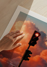 Une lumière rouge flotte parmi des nuages ​​dramatiques dans un ciel enchanteur-9