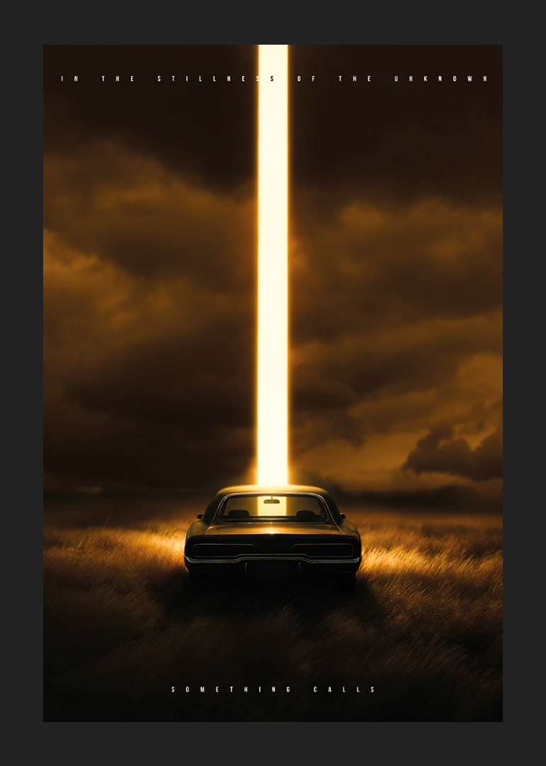 Een auto wordt verlicht door een mysterieuze lichtstraal over donkere velden-12