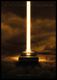 Samochód oświetlony tajemniczą wiązką światła na ciemnym polu-2