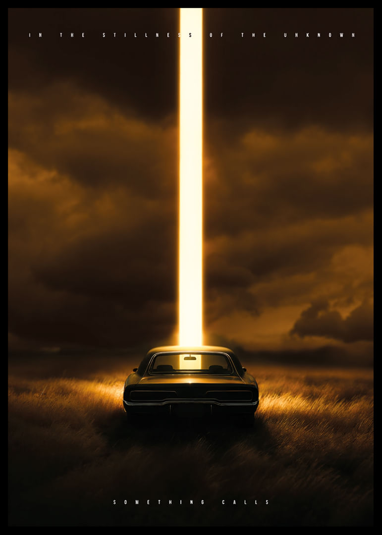 Samochód oświetlony tajemniczą wiązką światła na ciemnym polu-12