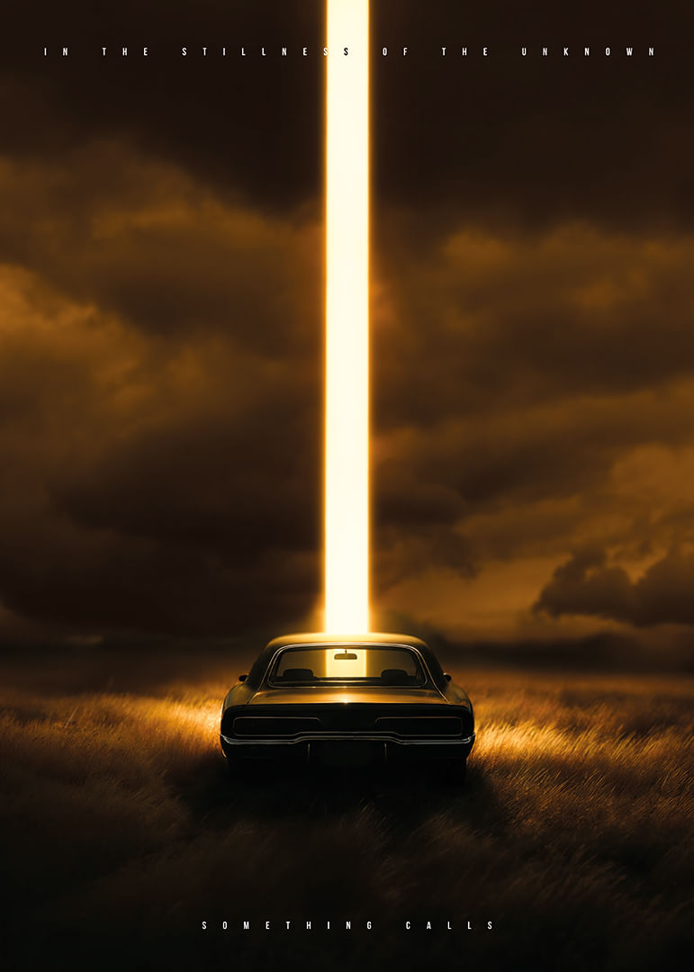 Samochód oświetlony tajemniczą wiązką światła na ciemnym polu-12