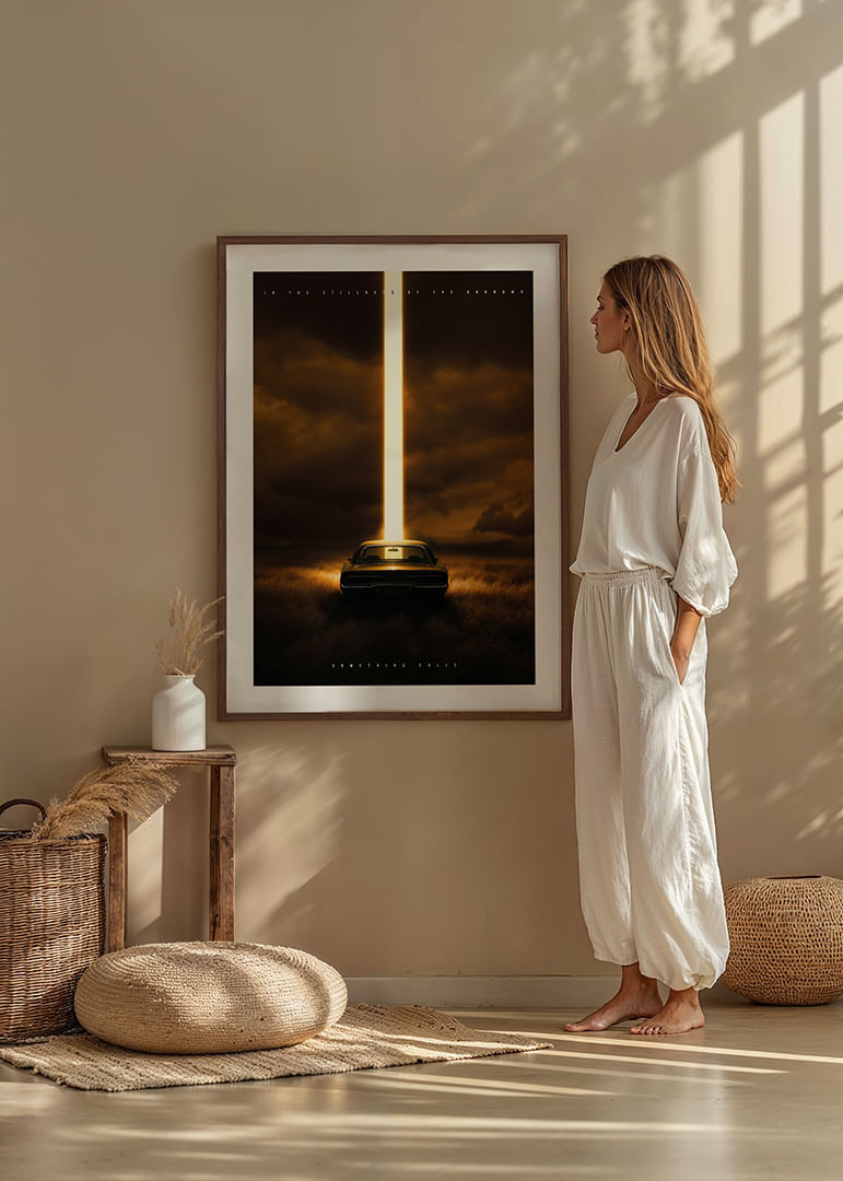 Samochód oświetlony tajemniczą wiązką światła na ciemnym polu-12