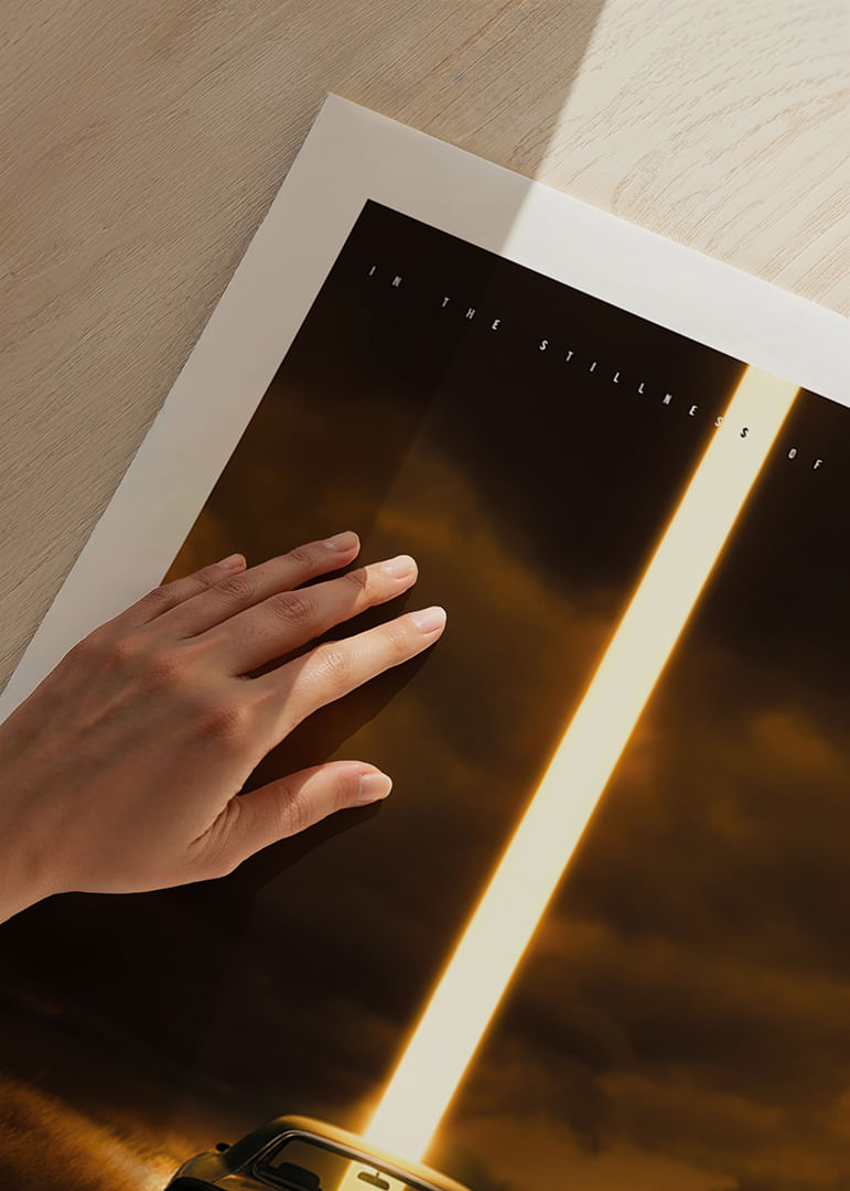 Samochód oświetlony tajemniczą wiązką światła na ciemnym polu-12