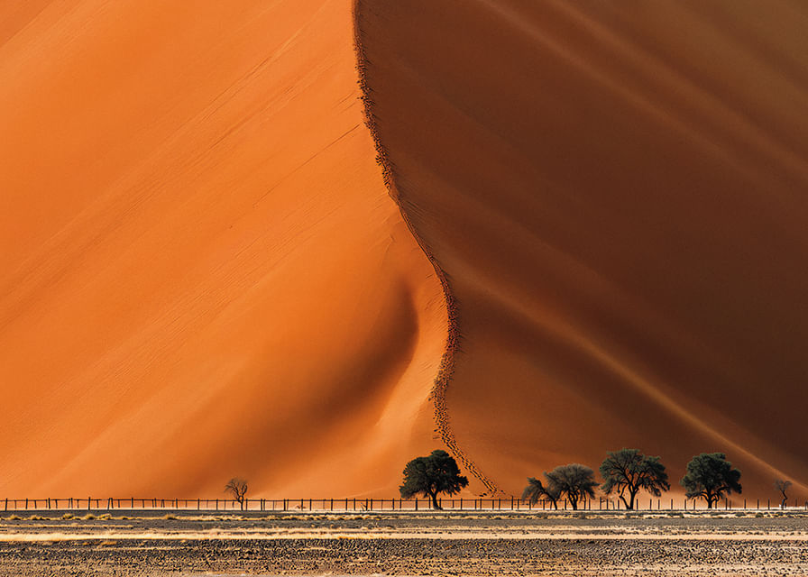 Une majestueuse dune du désert se fond dans l'horizon avec un effet dramatique.-12