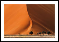 Une majestueuse dune du désert se fond dans l'horizon avec un effet dramatique.-0