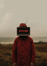 Mörk och mystisk poster med en offline-ikonisk skärm som fängslar ögat-7