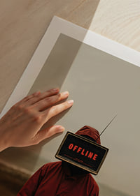 Mörk och mystisk poster med en offline-ikonisk skärm som fängslar ögat-9