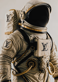 Costumul de astronaut întâlnește moda de lux într-un stil unic și fascinant.-7