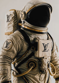 Kombinezon astronauty łączy się z luksusową modą w wyjątkowym i fascynującym stylu-3