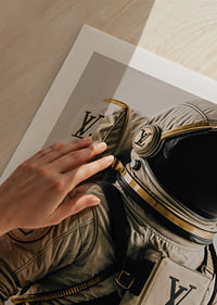 Costumul de astronaut întâlnește moda de lux într-un stil unic și fascinant.-9