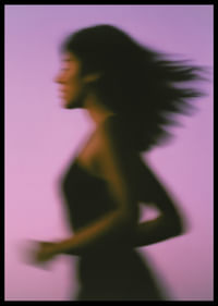 Flytande silhuett mot en lila bakgrund skapar rörelse-2