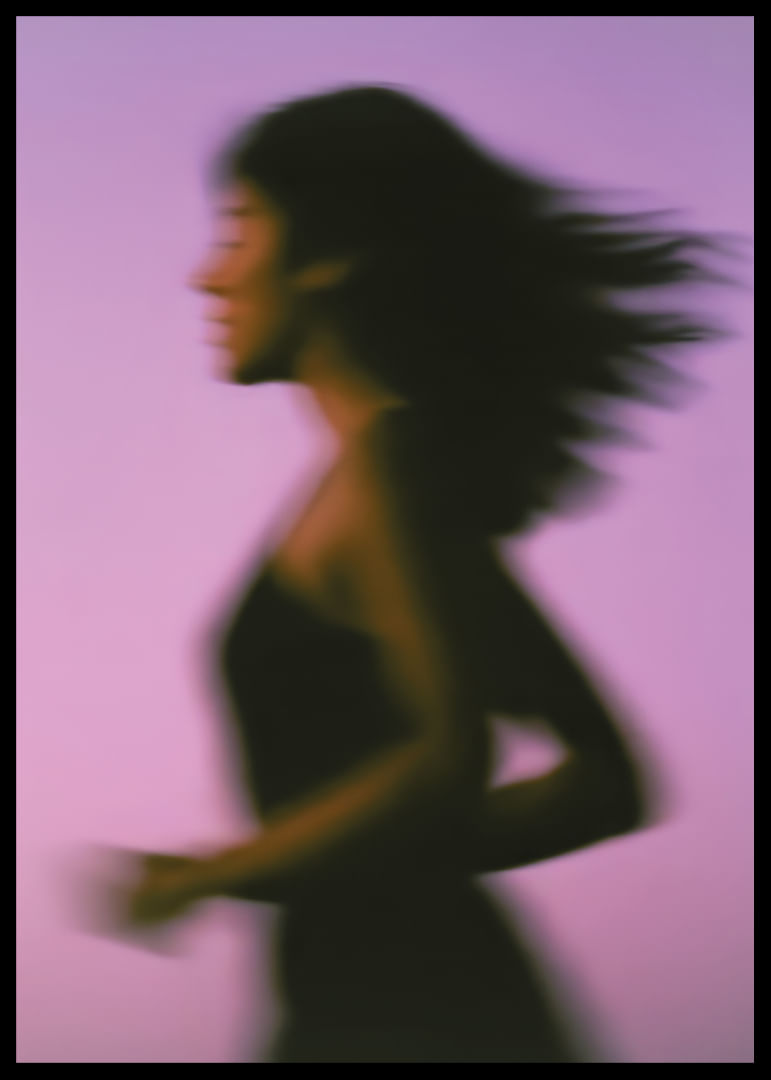 Flytande silhuett mot en lila bakgrund skapar rörelse-12