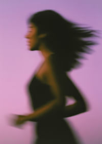 Flytande silhuett mot en lila bakgrund skapar rörelse-3