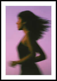 Flytande silhuett mot en lila bakgrund skapar rörelse-0