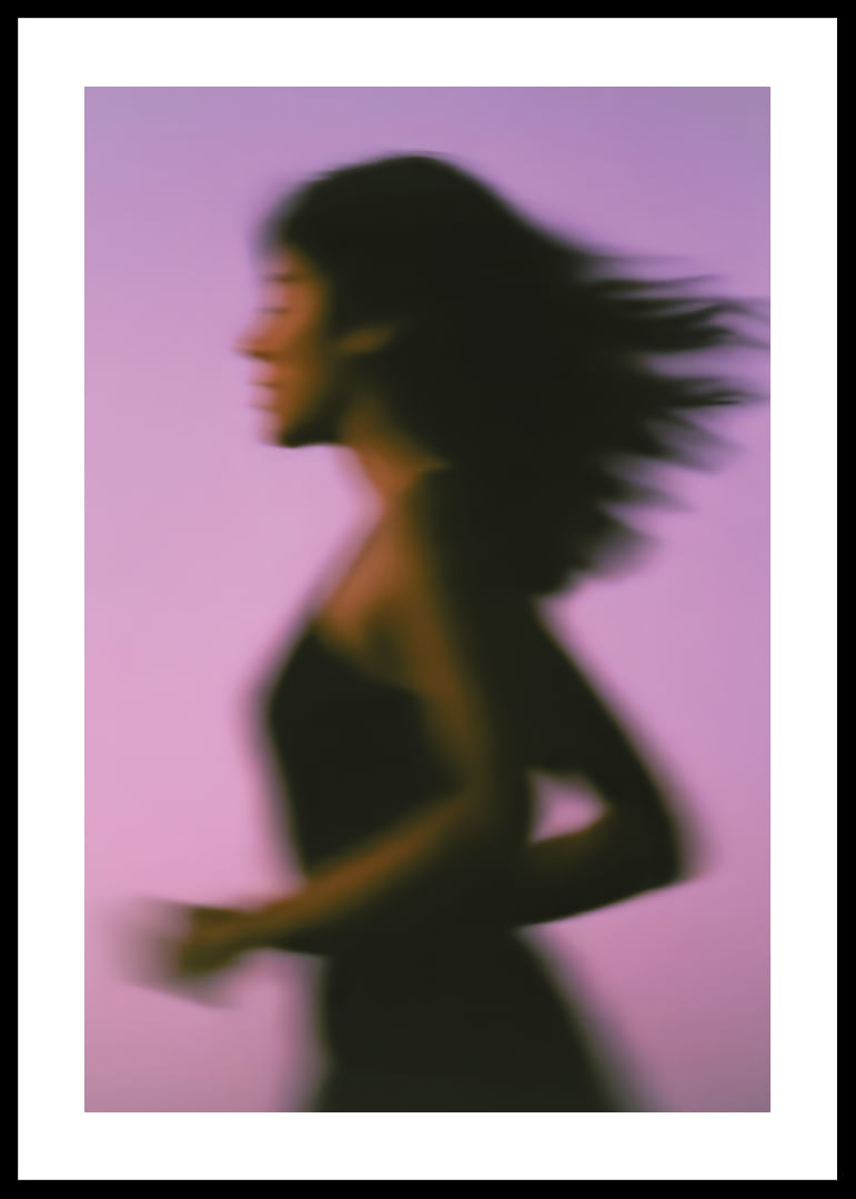 Flytande silhuett mot en lila bakgrund skapar rörelse-12