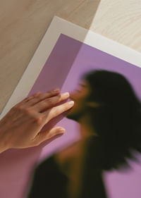 Flytande silhuett mot en lila bakgrund skapar rörelse-5