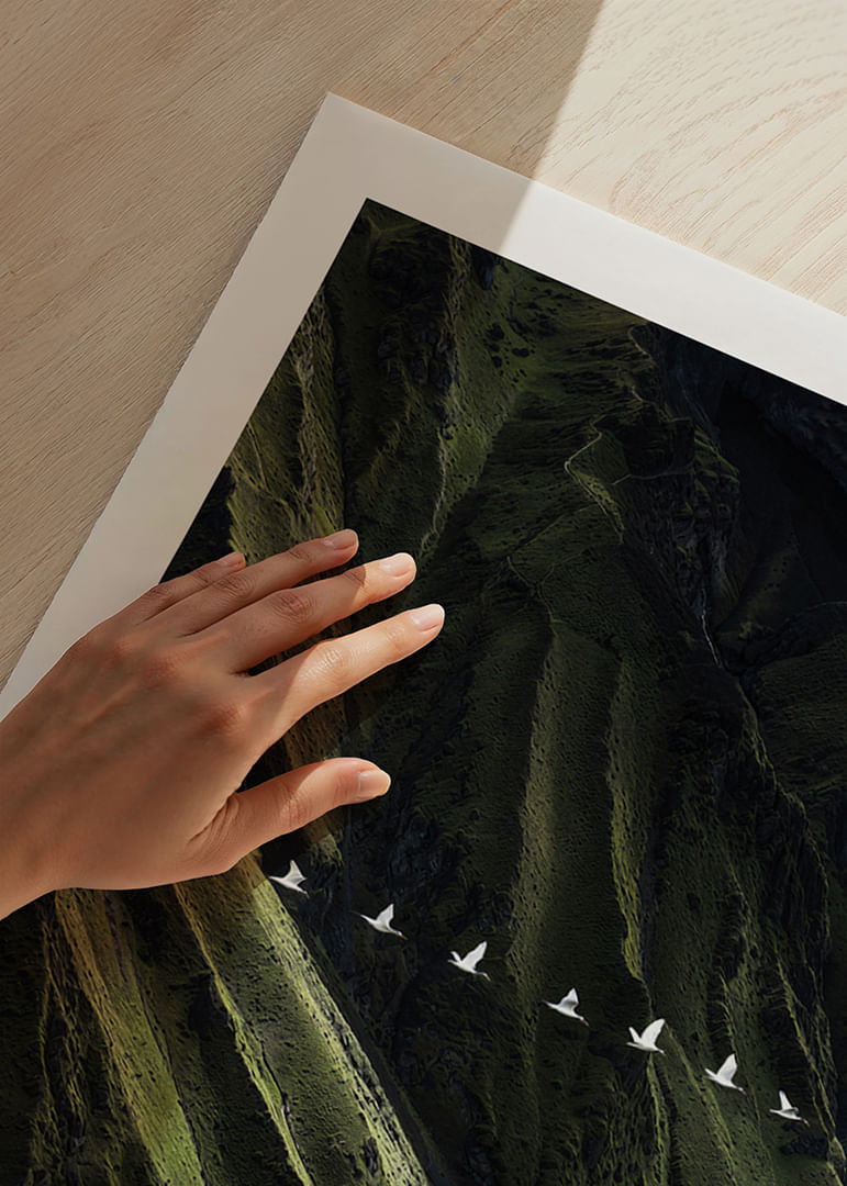 Vita fåglar svävar över frodiga bergsklättrar-12