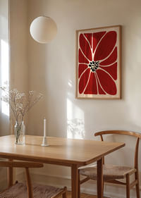 Djup röd blomma med svart centrum sprider liv och energi-2