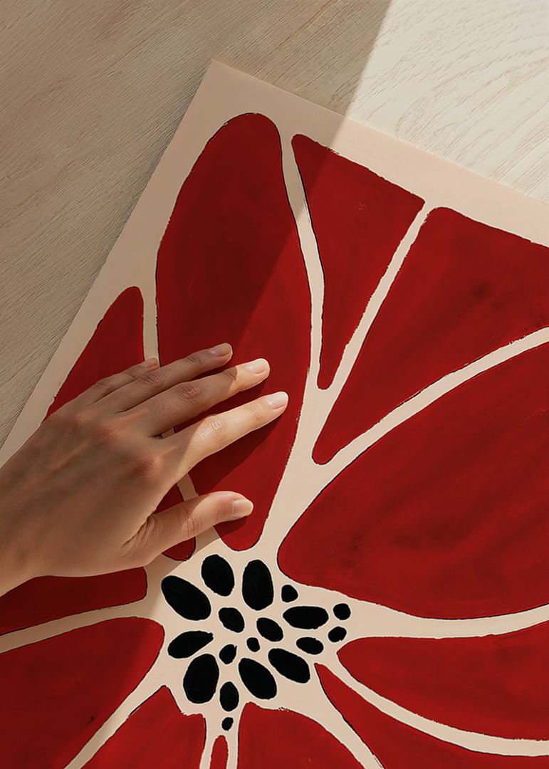 Djup röd blomma med svart centrum sprider liv och energi-12