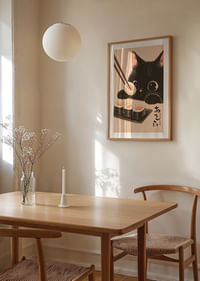 Nyfiken katt ser på sushi med stora, glada ögon-4