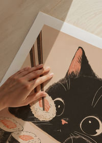 Nyfiken katt ser på sushi med stora, glada ögon-5