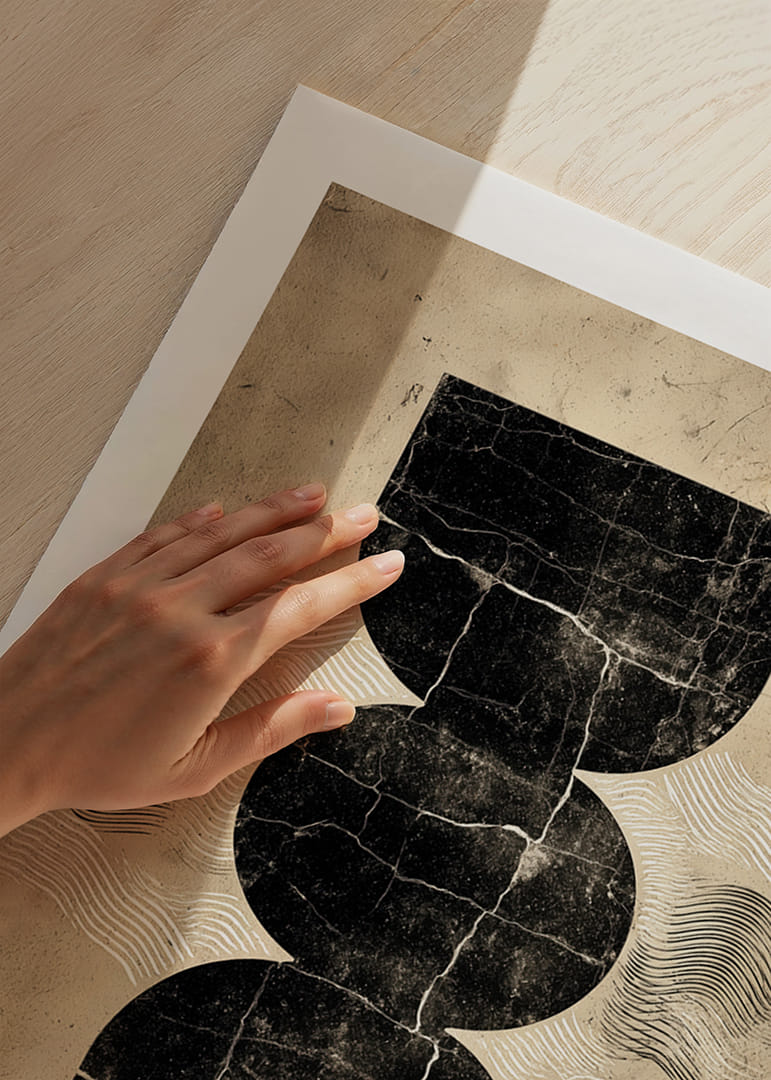 Elegante póster con misteriosas formas geométricas sobre un fondo vintage.-12