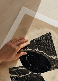 Un patrón dramático da forma a un viaje visual hipnótico-5