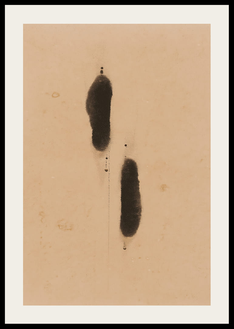 Twee mysterieuze schaduwen op een neutrale achtergrond creëren diepte-12