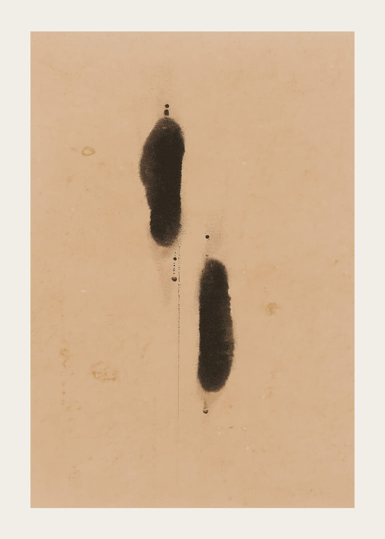 Twee mysterieuze schaduwen op een neutrale achtergrond creëren diepte-12