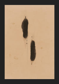 Twee mysterieuze schaduwen op een neutrale achtergrond creëren diepte-5