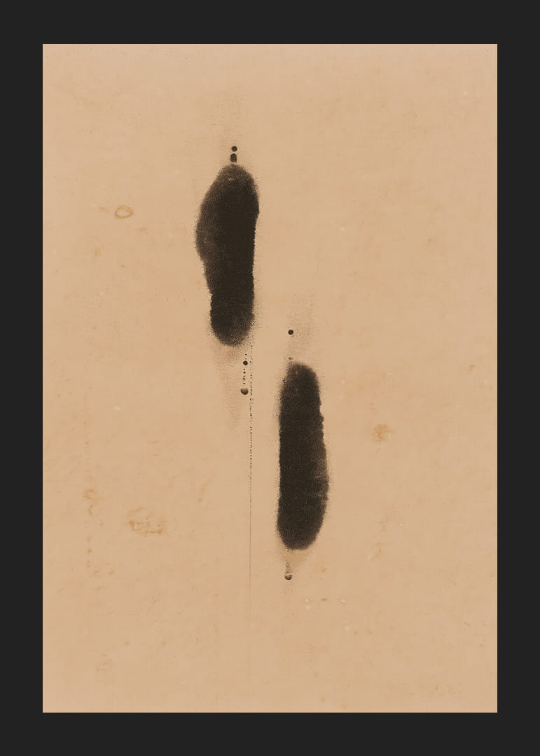 Twee mysterieuze schaduwen op een neutrale achtergrond creëren diepte-12