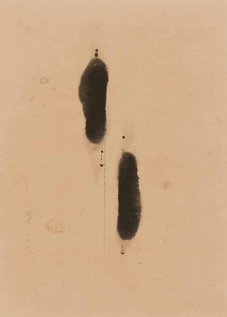 Twee mysterieuze schaduwen op een neutrale achtergrond creëren diepte-12