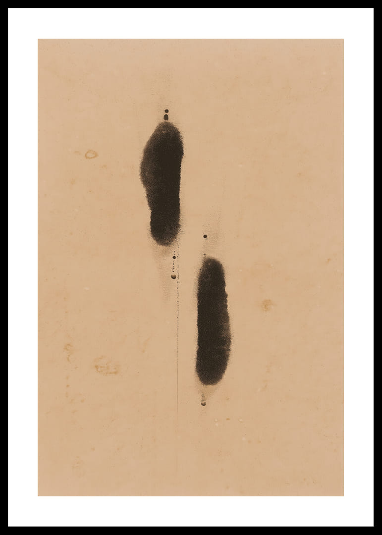 Twee mysterieuze schaduwen op een neutrale achtergrond creëren diepte-12