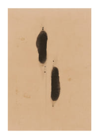 Twee mysterieuze schaduwen op een neutrale achtergrond creëren diepte-1