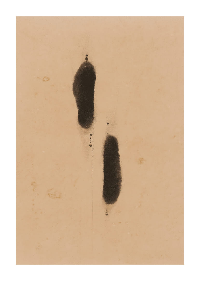 Twee mysterieuze schaduwen op een neutrale achtergrond creëren diepte-12