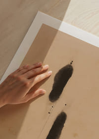 Twee mysterieuze schaduwen op een neutrale achtergrond creëren diepte-5