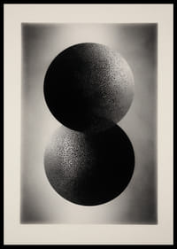 Kaksi toisiinsa kietoutunutta palloa tyylikkäässä kontrastissa-0