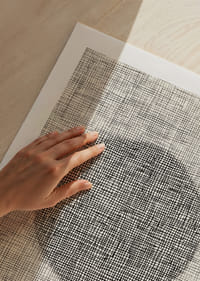 Een hypnotiserend netwerk van lijnen vormt een mysterieuze cirkel-5