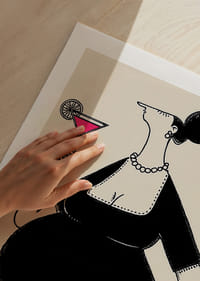 Een elegante vrouw heft haar glas met stijl en charme-5