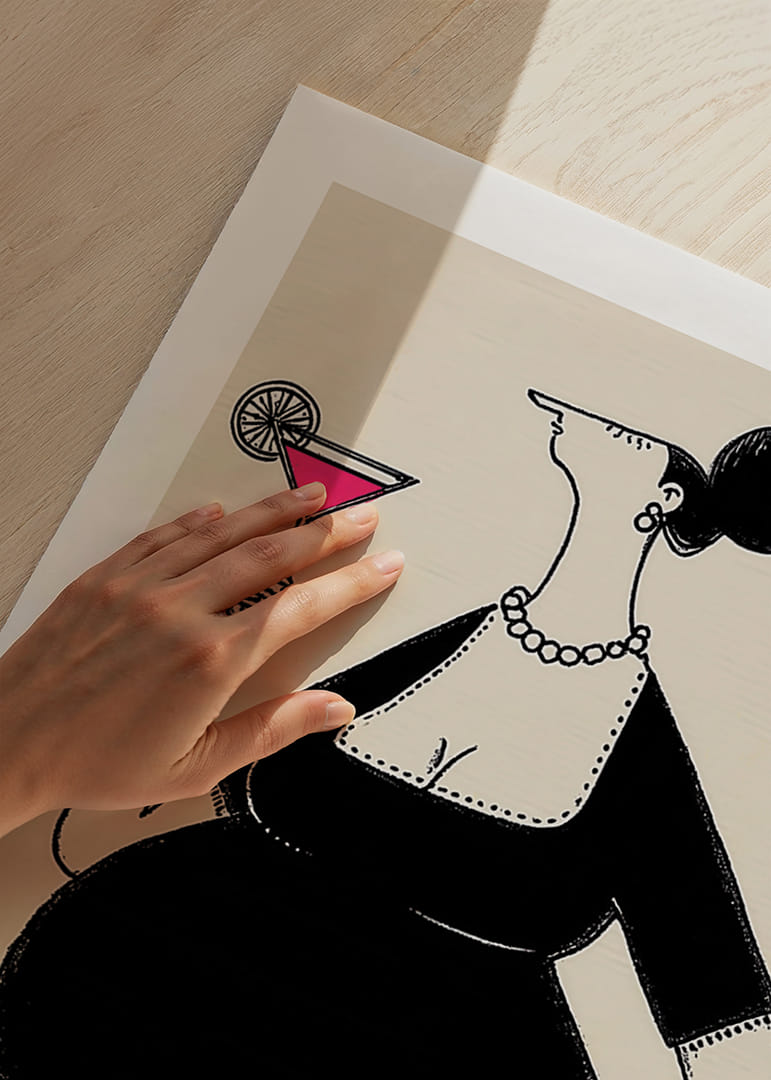 Een elegante vrouw heft haar glas met stijl en charme-12