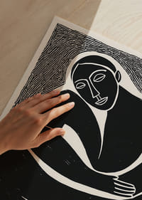 Een krachtige zwart-witposter die introspectie uitstraalt-3