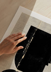 Een strak silhouet in modern contrast tegen een gestructureerde achtergrond-5