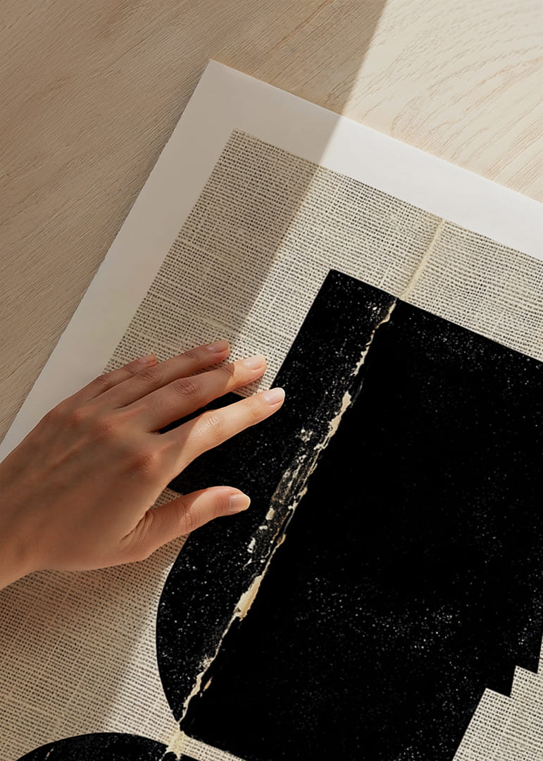 Een strak silhouet in modern contrast tegen een gestructureerde achtergrond-12